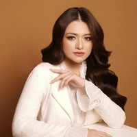 Nathalie Holscher kini kerap tampil dengan memamerkan rambut panjangnya. Ia pun membiarkan rambut indahnya itu bebas tergerai. Foto: Instagram