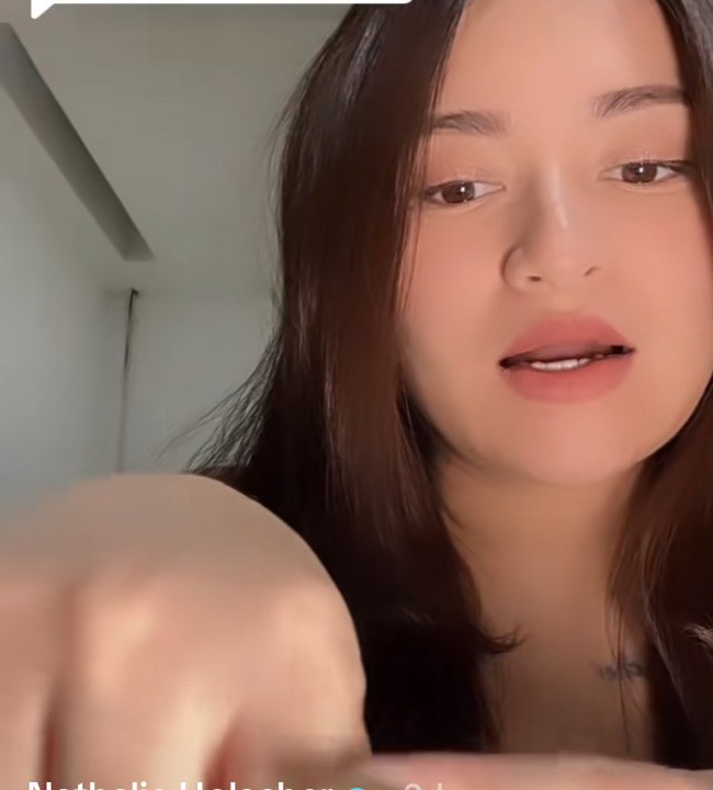 Meskipun belum sepenuhnya terhapus, Nathalie Holscher mengakui merasakan sakit yang luar biasa saat mencoba menghapus tato-tatonya tersebut. Foto: Instagram