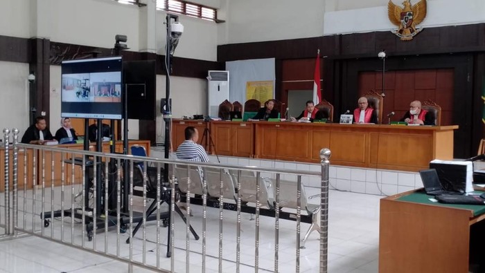 Franco Nero Sisce Delgado terdakwa kasus dugaan suap pemberian fee ke Sekretaris PUPR Muratara jalani sidang tuntutan. (istimewa)