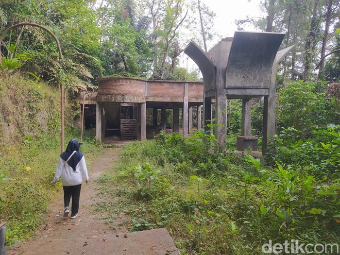 Gardu pandang yang mangkrak di Gunung Tidar, Kota Magelang, Jawa Tengah, Jumat (4/8/2023).