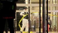 Foto-foto dari tempat kejadian memperlihatkan unit-unit forensik sedang memeriksa lorong-lorong AK Plaza, di mana penikaman terjadi.   