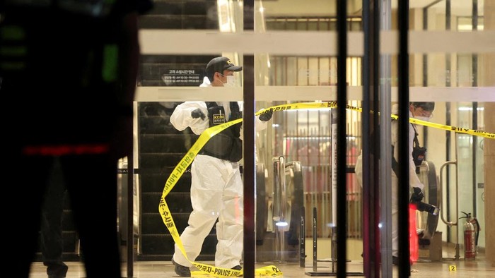 Geger Penikaman Massal di Korea Selatan, 1 Tewas dan 13 Terluka Rescue workers are seen at a scene where, according to media reports, nine people have been stabbed and four others hurt by a car driven by the suspected attacker in Seongnam, South Korea, August 3, 2023. Yonhap via REUTERS THIS IMAGE HAS BEEN SUPPLIED BY A THIRD PARTY. NO RESALES. NO ARCHIVES. SOUTH KOREA OUT. NO COMMERCIAL OR EDITORIAL SALES IN SOUTH KOREA.