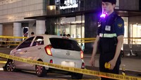 Dilaporkan satu orang tewas dan sedikitnya 13 orang terluka di Korea Selatan, saat seorang lelaki menabrakkan mobil ke trotoar, kemudian keluar dari mobil itu dan menikam orang-orang di dalam pusat perbelanjaan di Kota Seongnam.