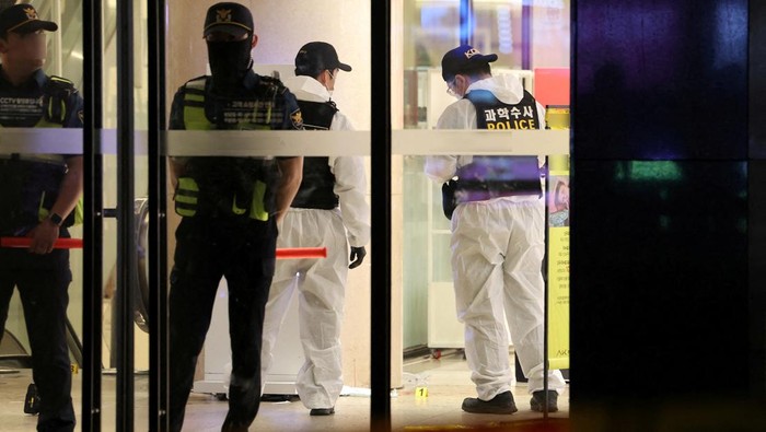 Geger Penikaman Massal di Korea Selatan, 1 Tewas dan 13 Terluka Rescue workers are seen at a scene where, according to media reports, nine people have been stabbed and four others hurt by a car driven by the suspected attacker in Seongnam, South Korea, August 3, 2023. Yonhap via REUTERS THIS IMAGE HAS BEEN SUPPLIED BY A THIRD PARTY. NO RESALES. NO ARCHIVES. SOUTH KOREA OUT. NO COMMERCIAL OR EDITORIAL SALES IN SOUTH KOREA.