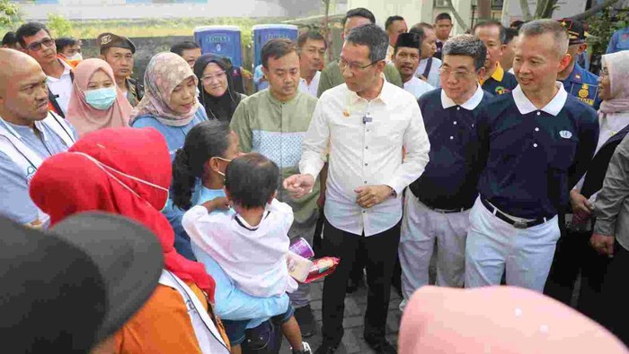 Heru Budi Temui korban kebakaran Kapuk Muara. (dok. Humas Pemprov DKI)