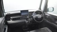 Masuk dalam interior, N-Box mendapatkan layar sentuh 9 inci untuk infotainment, dikombinasikan dengan kluster instrumen digital 7 inci di belakang kemudi. Foto: Honda