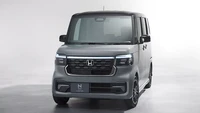 Menariknya lampu depan dengan grafik LED bulat yang diatur menyerupai mata manusia, dan intake bawah yang lebar seperti spatbor yang terpahat. Foto: Honda