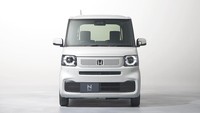 Wajah baru Honda N-Box dibekali tata letak yang lebih sederhana penutup gril yang sewarna bodi.  Foto: Honda