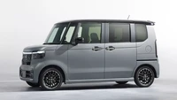 Tampilan sisi Honda N-Box masih mempertahankan pilar hitam dan pintu belakang geser. Foto: Honda