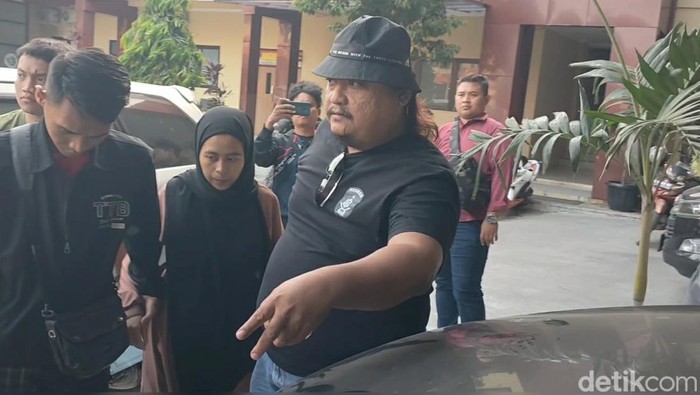 Ibu bayi yang ditemukan tewas di sumur, Siti Saropah (24) di Mapolres Brebes. Foto diunggah Jumat (4/8/2023).