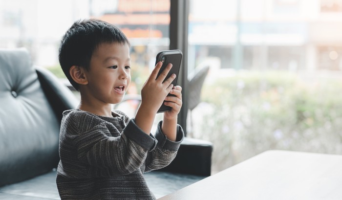 Ilustrasi Anak Diberikan Gadget