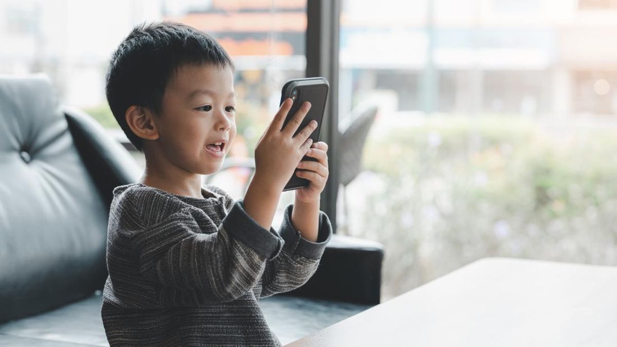 aturan anak di bawah 16 tahun dilarang main sosmed