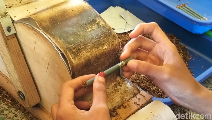 Industri Rokok Rumahan di Aceh. (Foto: Agus Setyadi)