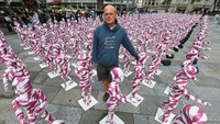 Instalasi itu dipasang oleh seniman Jerman Dennis Josef Meseg. Ia menyebut karyanya dengan Shattered Souls - in a Sea of Silence.