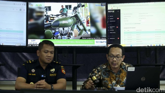 Sebanyak 60 sepeda motor Royal Enfield dilelang secara online oleh Kementerian Keuangan. Sepeda motor ini dilelang Rp 23-27 juta/unit.
