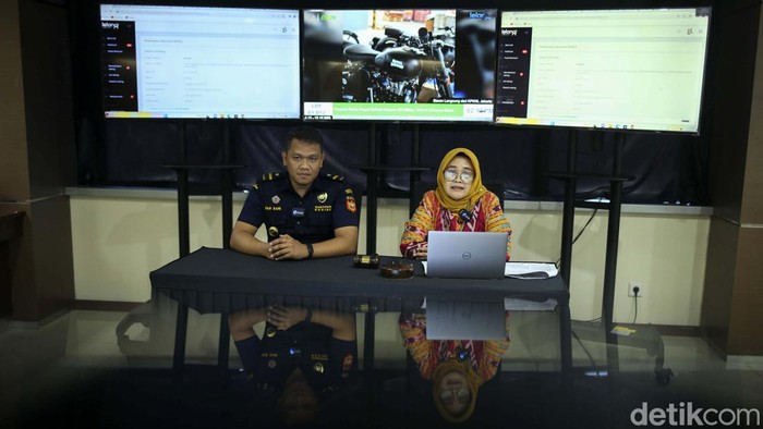 Sebanyak 60 sepeda motor Royal Enfield dilelang secara online oleh Kementerian Keuangan. Sepeda motor ini dilelang Rp 23-27 juta/unit.