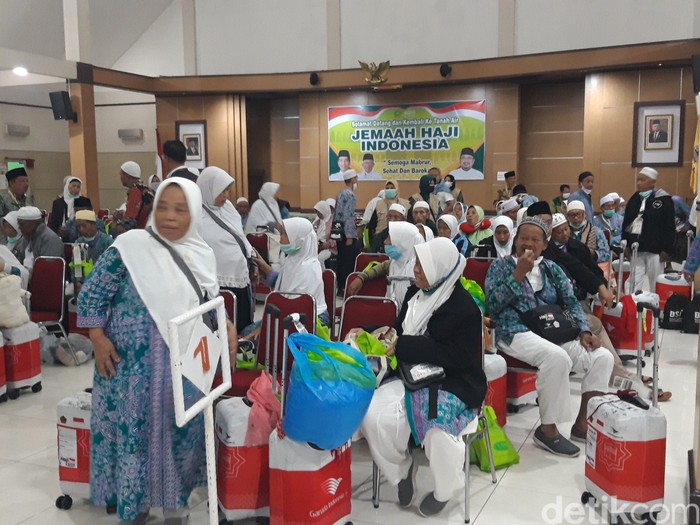 Jemaah haji Kloter 99 Embarkasi Solo tiba di Asrama Haji Donohudan, Boyolali. Foto diunggah pada Jumat (4/8/2023).