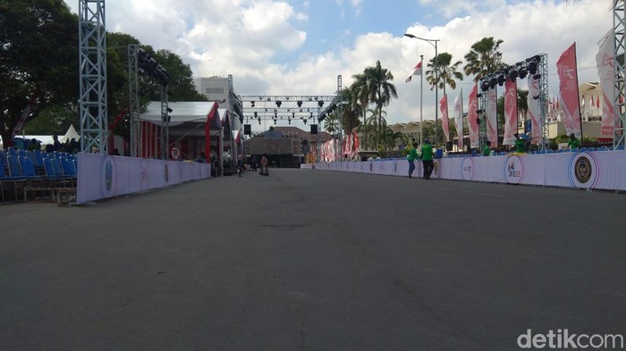Jember Fashion Carnaval (JFC) 2023 digelar mulai hari ini. Parade busana ini start dari Alun-alun Jember. Tepatnya di Jalan Sudarman yang berada di antara kantor Pemkab dan lun-alun.