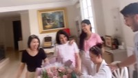 Terlihat keluarga sang suami begitu menyayangi Jessica Mila. Foto: instagram Jessica Mila, Putri Hasibuan dan Hanna Haloho