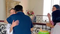 Ia diberikan kejutan oleh mertuanya sehingga membuat dirinya disebut sebagai menantu kesayangan. Foto: instagram Jessica Mila, Putri Hasibuan dan Hanna Haloho