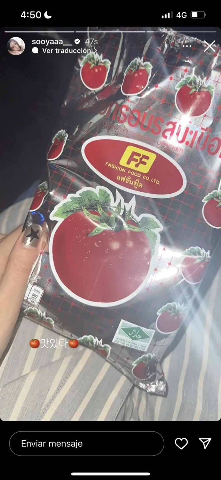 Jisoo 'BLACKPINK' saat memamerkan snack tomat asal Thailand di Instagram Story miliknya.