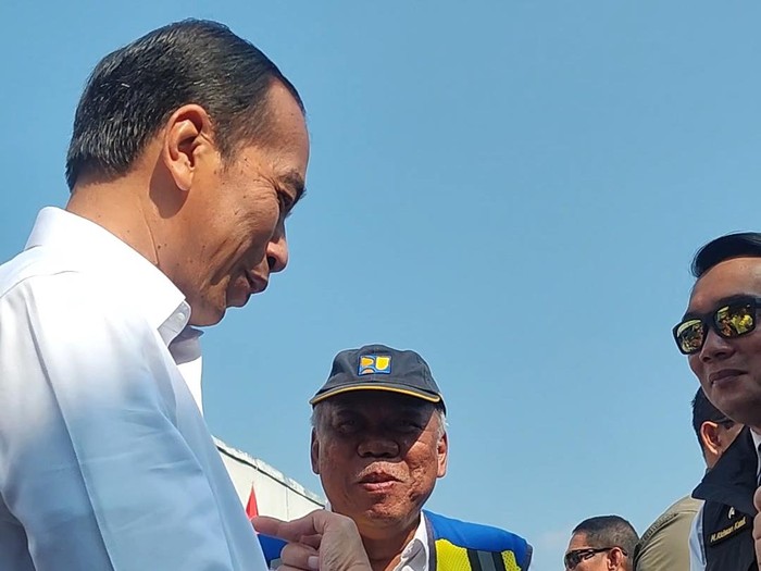 Jokowi saat meminta tutut yang dibeli Menteri Basuki (Marlinda-detikcom)