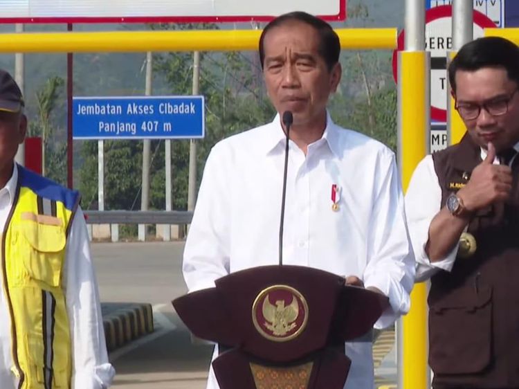 Momen Ridwan Kamil Kasih Jempol Jokowi Puji Investasi Jabar