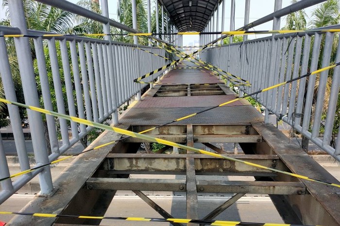 JPO di Daan Mogot yang Bolong Sempat Ditutup, Kini Bolong Lagi