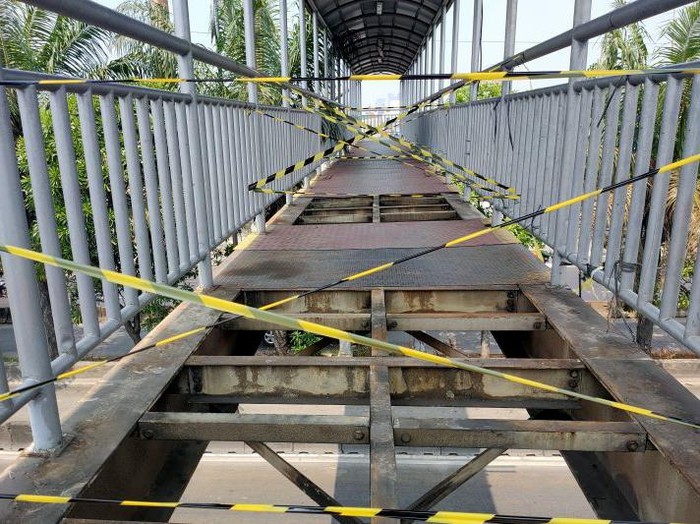 JPO di Daan Mogot yang Bolong Sempat Ditutup, Kini Bolong Lagi