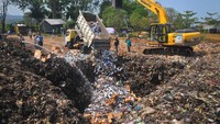 Petugas menggunakan alat berat untuk memusnahkan rokok ilegal di Tempat Pembuangan Akhir (TPA) Tanjungrejo, Kudus, Jawa Tengah, Jumat (4/8/2023). 