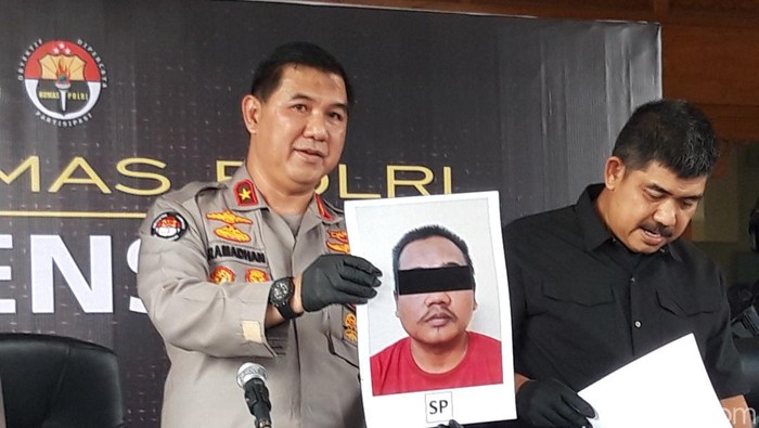 Karo Penmas Divisi Humas Polri, Brigjen Ahmad Ramadhan menunjukkan foto S, tersangka teroris warga Boyolali. S diketahui sebagai penjahit jas. Foto diambil Jumat (4/8/2023).