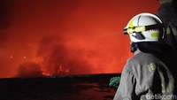 Pasar Sadang Serang di Kecamatan Coblong, Kota Bandung dilanda kebakaran pada Jumat (4/8/2023) malam. Petugas pun sudah dikerahkan untuk bisa memadamkan api tersebut. (Rifat Alhamidi/detikJabar)
