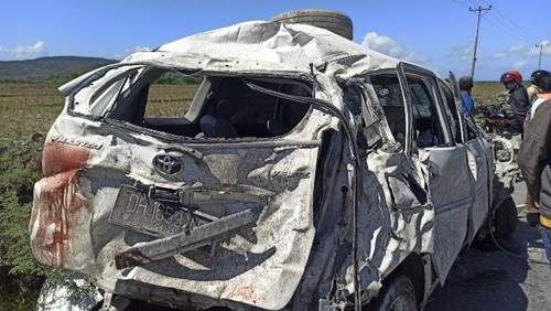 Mobil yang terlibat kecelakaan di Desa Bena, Kecamatan Amanuban Selatan, TTS, NTT, ringsek parah.