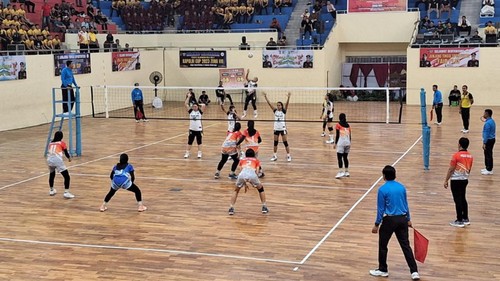 Suasana pertandingan pertama prapenyisihan Kejuaraan Voli Kapolri Cup 2023 Zona VIII di GOR Debes, Jumat (4/8/2023).