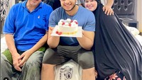 Sama seperti Fadil, Yislam pun memiliki hubungan yang dekat dengan semua anggota keluarganya. Ini momen Yislam diberi kue saat hari ulang tahunnya. Foto: Instagram @yislamjaidi