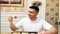 Sanggup makan banyak, Yislam unggah fotonya saat berusaha menghabiskan enam kotak berisi aneka sushi. Foto: Instagram @yislamjaidi