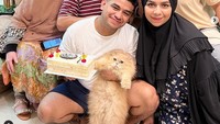 Kalau foto ini, diunggah Yislam saat sang adik, Fadil tengah ulang tahun. Lengkap dengan cake yang jadi pemanisnya. Foto: Instagram @yislamjaidi