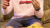 Jika sedang bersantai, Yislam biasanya lebih suka ngemil gorengan. Salah satunya pastel ditemani minuman bersoda. Foto: Instagram @yislamjaidi
