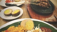  Di Instagram Storynya, Yislam cukup rajin mengabadikan menu makanannya setiap hari.  Dirinya merupakan penggemar nasi gudeg dengan sate dan telur pindang. Foto: Instagram @yislamjaidi