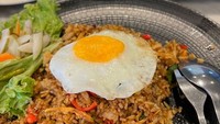 Kalau ini ia pesan nasi goreng, dengan kentang dan chicken fillet. Tak lupa dirinya memesan yang porsi jumbo. Foto: Instagram @yislamjaidi