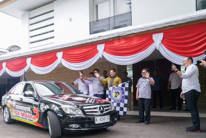Ketua Umum Ikatan Motor Indonesia (IMI) Bambang Soesatyo (Bamsoet) melepas secara simbolik peserta Mercedes-benz Club Indonesia Adventouring Tiga Negara, Indonesia, Brunei, dan Malaysia, di Jakarta, Jumat (4/8).