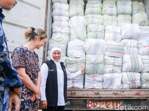 Gubernur Khofifah Lepas Ekspor 15 Ton Rumput Laut Kering ke Australia