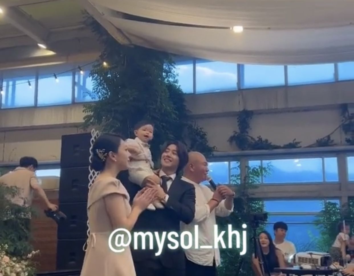 Kim Hyun Joong merayakan ulang tahun anak pertamanya Kim Hyun Joong merayakan ulang tahun anak pertamanya