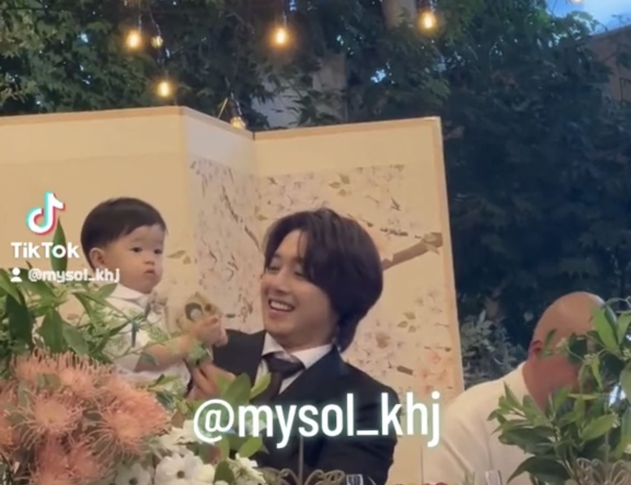 Kim Hyun Joong merayakan ulang tahun anak pertamanya Kim Hyun Joong merayakan ulang tahun anak pertamanya