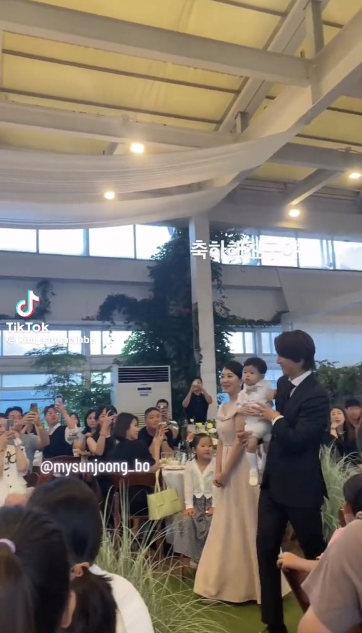 Kim Hyun Joong merayakan ulang tahun anak pertamanya Kim Hyun Joong merayakan ulang tahun anak pertamanya