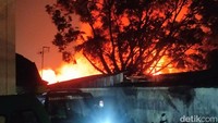 Hingga berita ini diturunkan, belum diketahui penyebab kebakaran di Pasar Sadang Bandung (Foto: Bima Bagaskara/detikJabar)