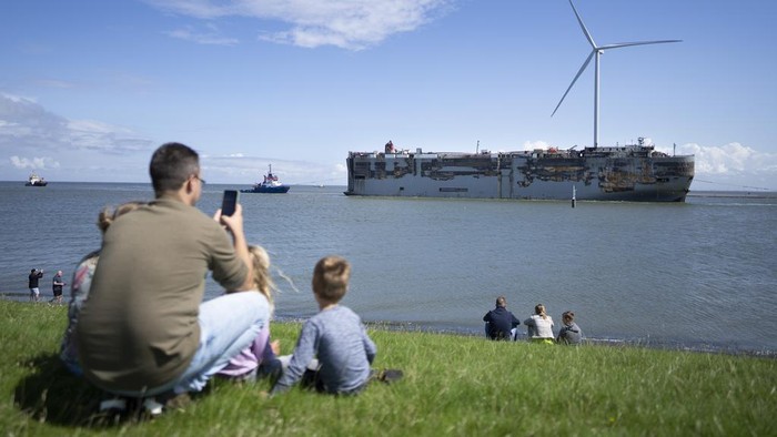 Kapal kargo yang mengangkut 2.857 kendaraan terbakar di lepas pantai Amsterdam, Rabu (26/7/2023) lalu. Saat ini kapal itu sudah ditarik ke pelabuhan Eemshaven.