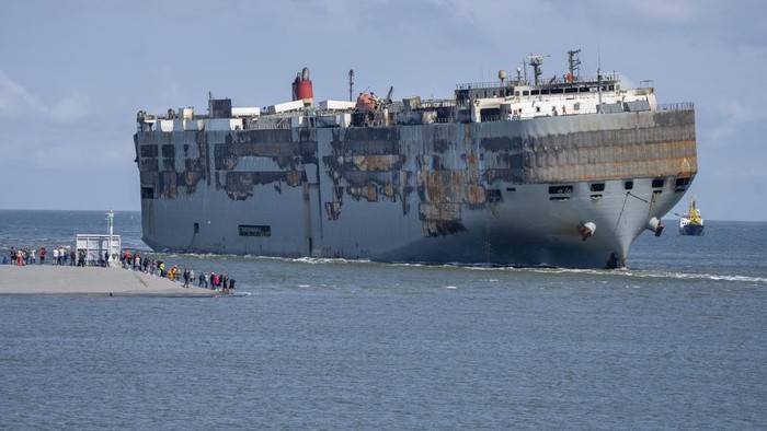Kapal kargo yang mengangkut 2.857 kendaraan terbakar di lepas pantai Amsterdam, Rabu (26/7/2023) lalu. Saat ini kapal itu sudah ditarik ke pelabuhan Eemshaven.
