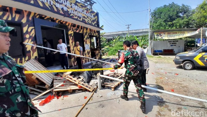 Kondisi markas Pemuda Pancasila di Semarang yang rusak usai diserang gerombolan tak dikenal, Jumat (4/8/2023).