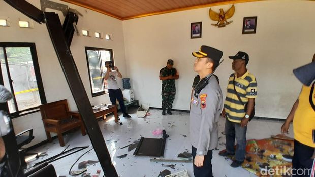 Kondisi markas Pemuda Pancasila di Semarang yang rusak usai diserang gerombolan tak dikenal, Jumat (4/8/2023).